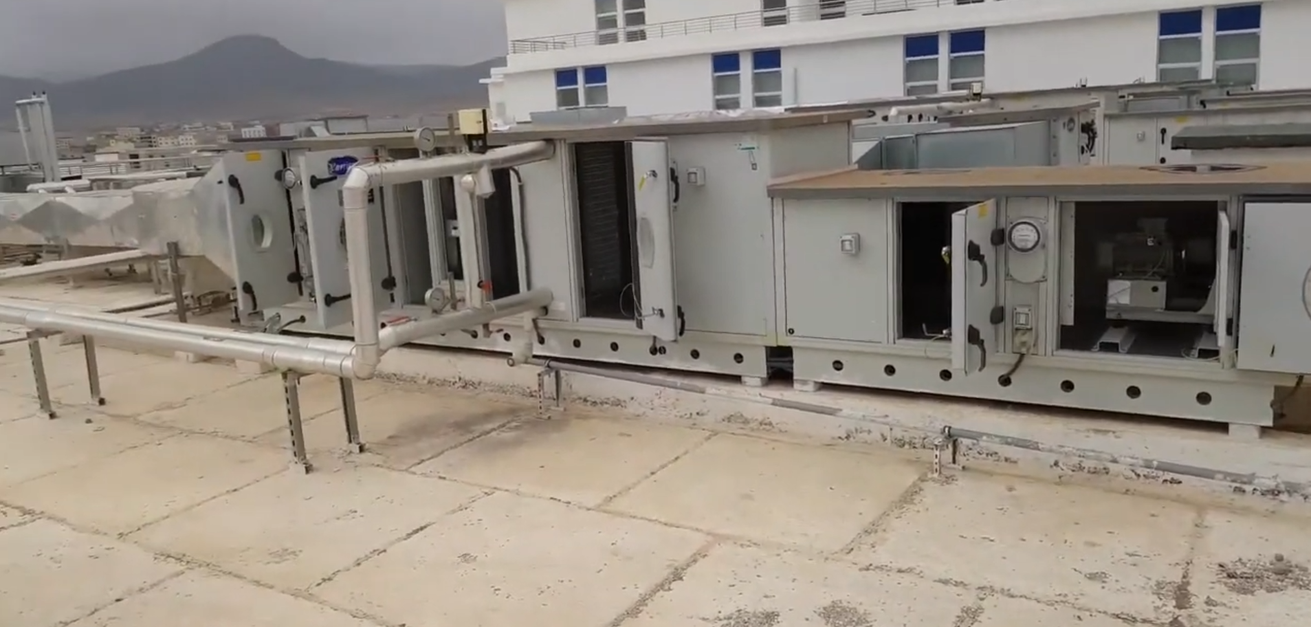 Nettoyage d'une centrale de traitement d'air avant et après intervention
